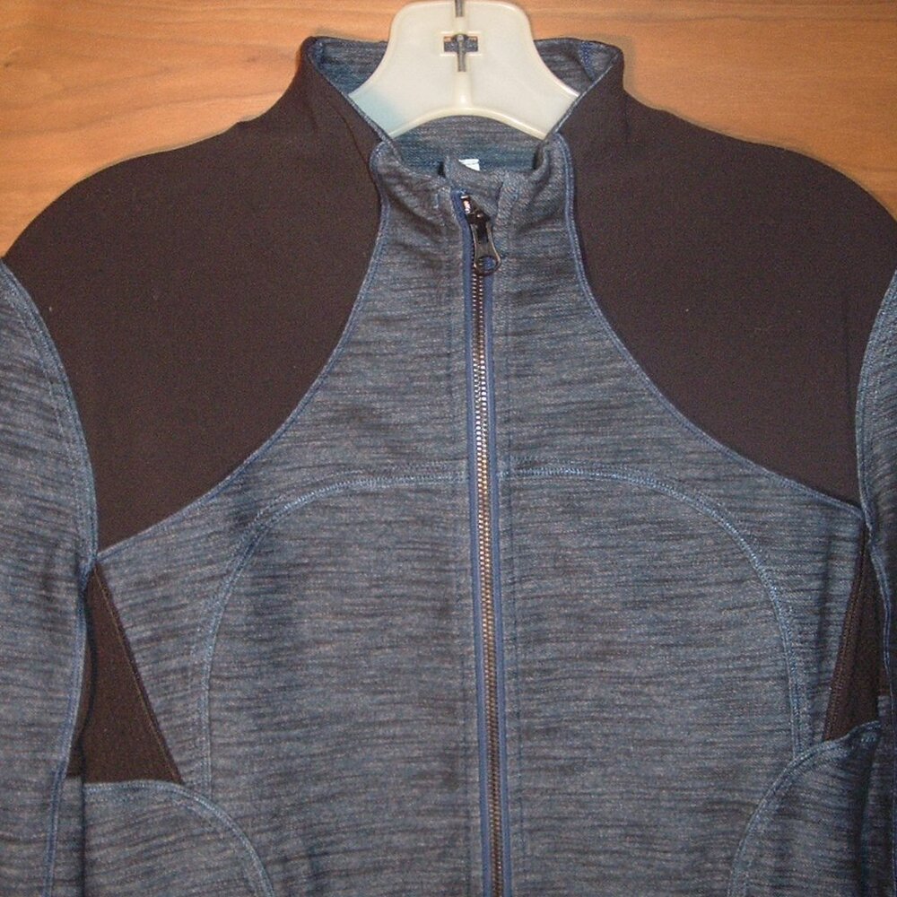 Lululemon Define Navy w/black shoulders Jacket Size 10 (denim-look spandex) - Picture 2 of 5
